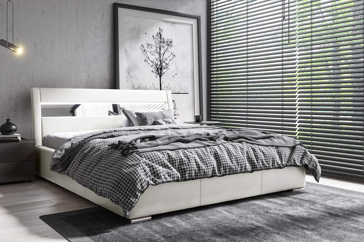 lova lora balta interjere